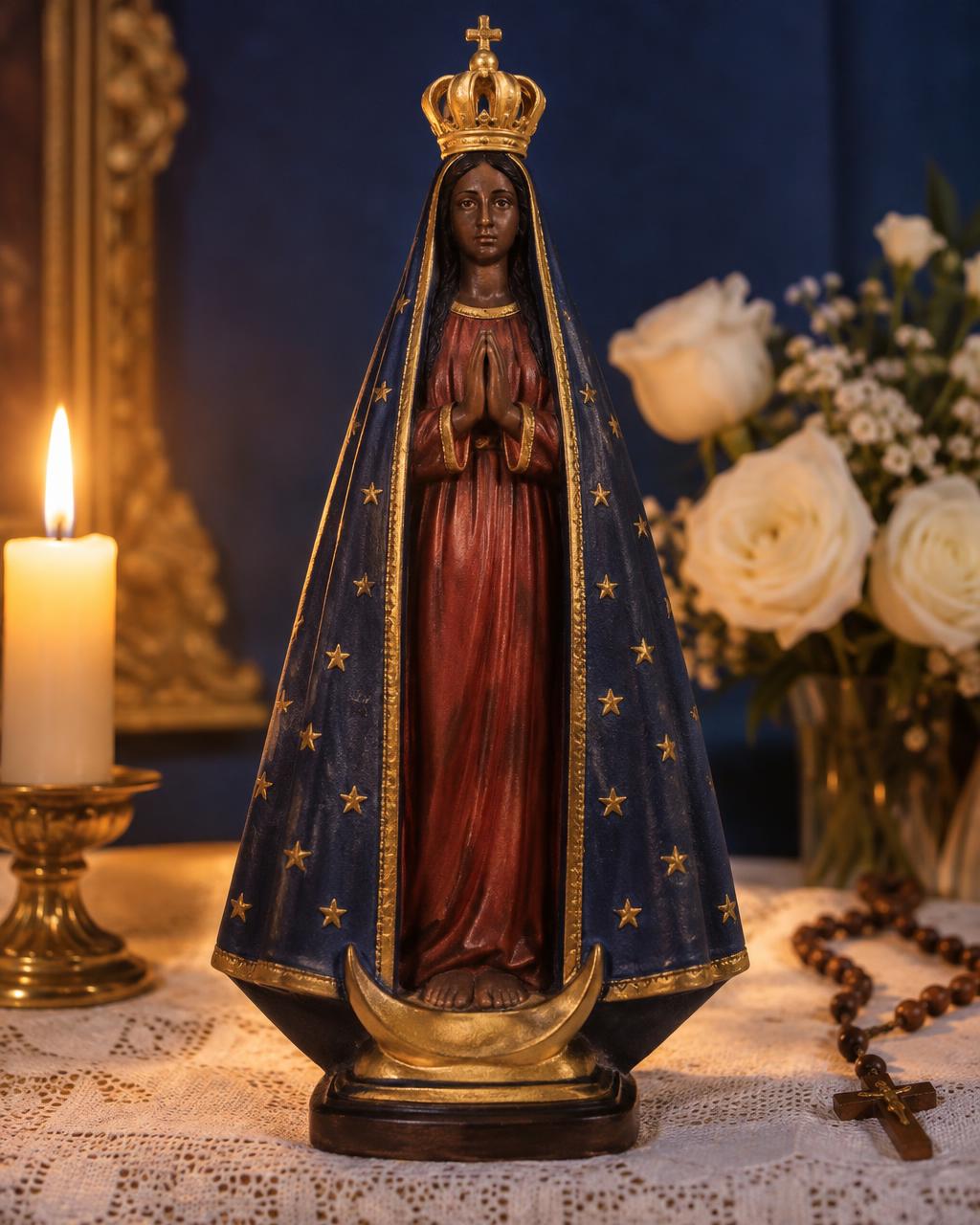 Imagem de Nossa Senhora Aparecida, a Padroeira do Brasil, com as mãos postas em oração sobre a lua crescente